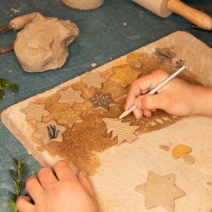 Weihnachtswerkstatt – Kreativer Kurs für handgemachte Anhänger aus Ton & Holz