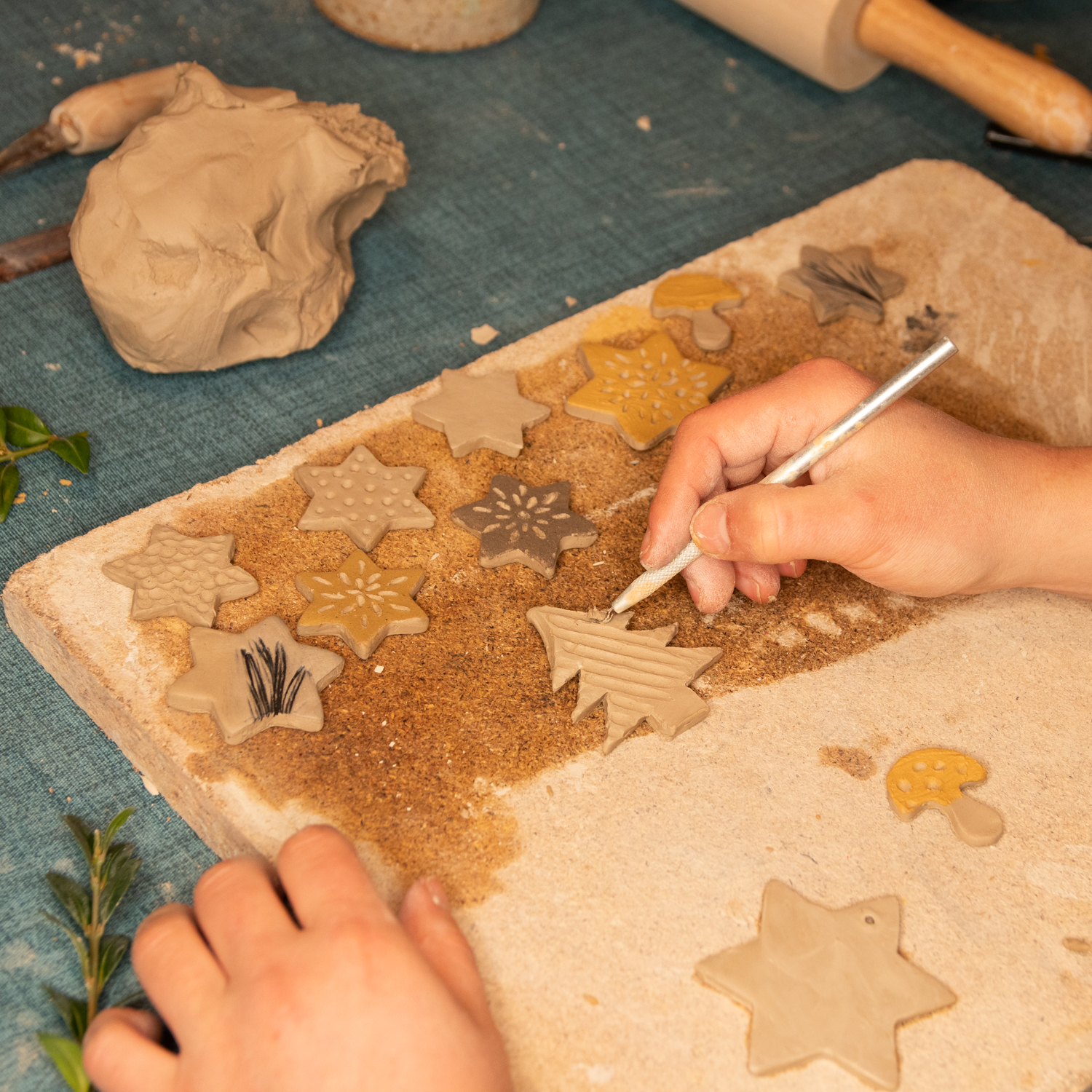 Weihnachtswerkstatt – Kreativer Kurs für handgemachte Anhänger aus Ton & Holz